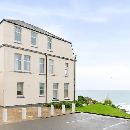 Holiday home Journeys End With Stunning Sea Views From The Headland Coverack